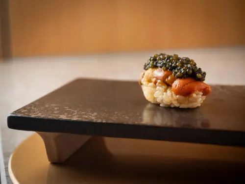 ▲「初魚 鮨」標榜承襲正宗江戶前壽司精神，是奠定豊漁集團「無菜單料理」的品牌基石。（圖／豊漁集團提供）