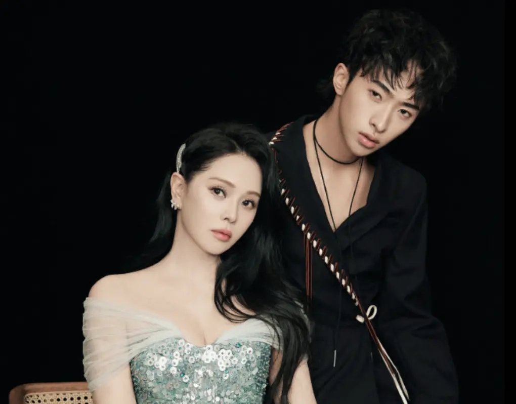 ▲伊能靜（左）和哈林庾澄慶的兒子恩利（右）長大了，昨（24）日在2025微博音樂盛典上，母子倆人同台跳舞，恩利感謝爸媽，讓他有一個獨特的音樂童年，一出生時聽的歌曲就是庾澄慶代表作〈情非得已〉。（圖／翻攝自微博）