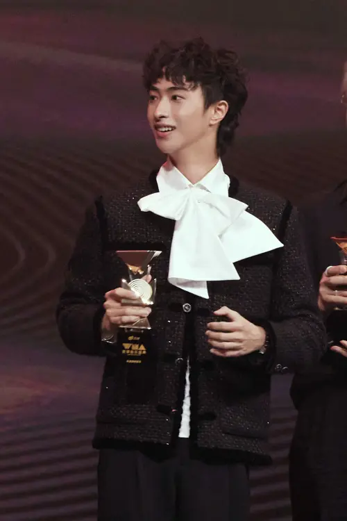 ▲恩利（如圖）感謝爸爸庾澄慶和媽媽伊能靜，讓他一出生聽到的聲音，就跟別人不一樣，他聽到的是老爸的招牌情歌〈情非得已〉。（圖／翻攝自微博）