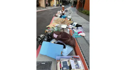 北市女子遭逐出家　門前家當堆滿馬路引發爭議

