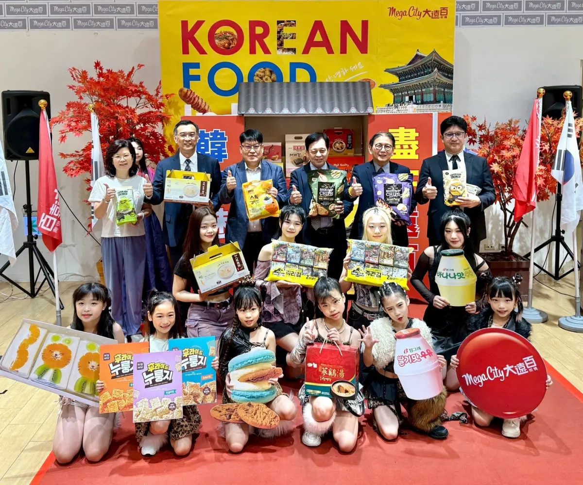 ▲遠東百貨林彰豊營運長(右三)、遠東百貨陳佑任副總(右二)、板橋大遠百徐為興店長及韓華國際股份有限公司李秉權社長一同為韓國展揭幕。 （圖／遠百提供）