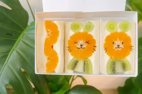 員林超人氣名店「300cafe」鮮奶油水果吐司板橋大遠百初登場，堅持每天現做直送，給顧客最新鮮美味的甜蜜感受。 （圖／遠百提供）▲