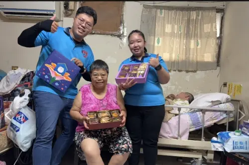 台中郵局挺喜憨兒庇護工場 購買月餅轉贈獨老賀中秋

