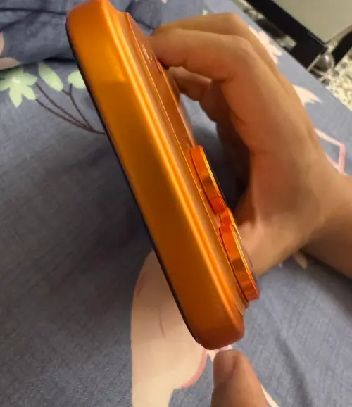 ▲台灣版本的 iPhone 17 Pro系列的頂部是沒有「毫米波天線」的。（圖／讀者沈先生提供）