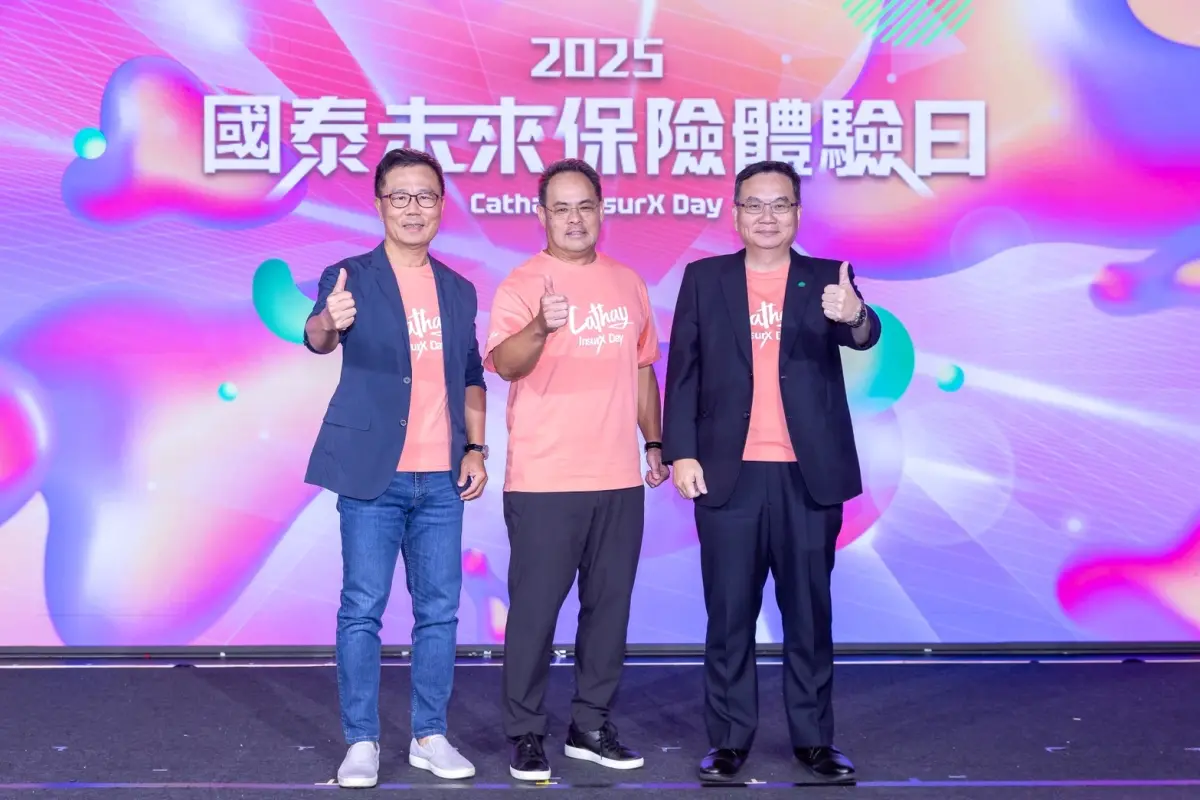 ▲金融業首場保險科技盛會「國泰未來保險體驗日」，由國泰金控資深副總孫至德（中）開場致詞、國泰人壽總經理劉上旗（左）親自到場力挺，國泰產險總經理陳萬祥（右）參與座談，吸引超過3700人報名，現場近400名聽眾齊聚，線上直播在線人數亦突破2000人。（圖／國泰金控提供）