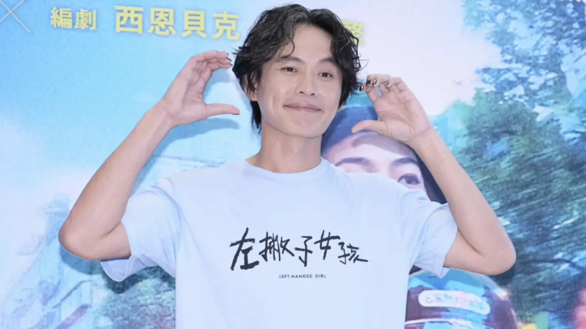 ▲黃鐙輝（如圖）與蔡淑臻主演的電影《左撇子女孩》今（25）日首次在台舉行媒體試片，稍早受訪時男方還原拍攝親熱戲情景，「真的太火熱了！」邊講還邊摀住只有9歲的葉子綺（Nina）耳朵，笑翻眾人。（圖／記者嚴俊強攝影）