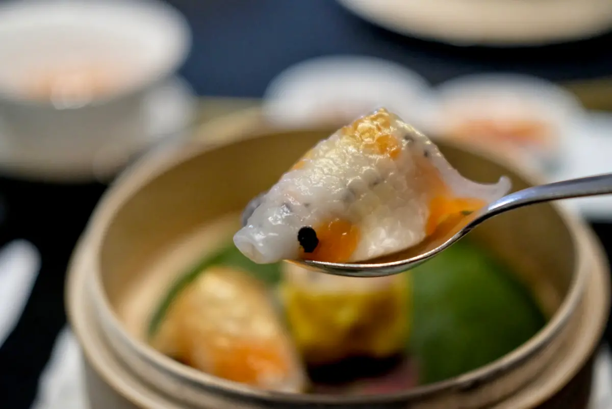 ▲連八年獲米其林一星的「雅閣」中餐廳推新菜，其中新任副主廚葉銘惠師傅推出的港點外型絕美，像是「雙生金魚餃」，堪稱港點的精品。（圖／記者葉盛耀攝）