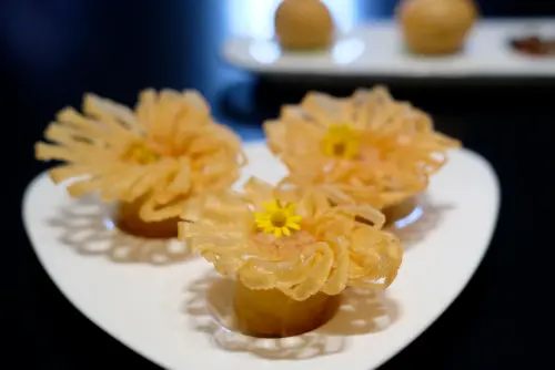 ▲「菊花龍蝦春卷」以龍蝦與蝦仁為餡，炸過後外形如菊花綻放。（圖／記者葉盛耀攝）