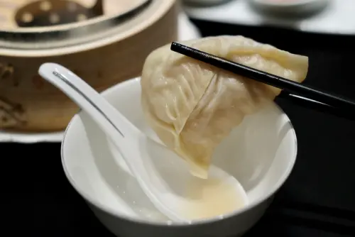 ▲「懷舊灌湯餃」內餡包入以金華火腿、瑤柱與雞爪等，裡頭的湯凍結合豬肉、帶子、蟹肉，蒸熟後有著飽滿湯汁。（圖／記者葉盛耀攝）