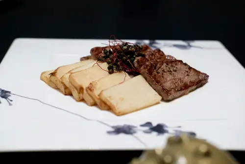 ▲「青花椒竹筍煎A5和牛」 得到熟度適中的和牛片，柔嫩噴香。（圖／記者葉盛耀攝）