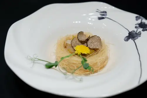 ▲「松露脆三鮮」外型也很漂亮，偏屬為素菜。（圖／記者葉盛耀攝）