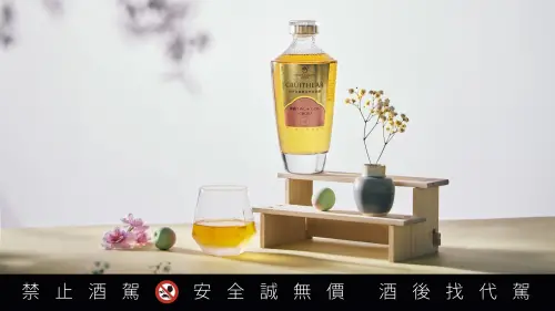 ▲CHOYA 梅酒桶賦予高粱鹹鮮香氣與木質調，讓酒液風味宛若珠寶盒。
