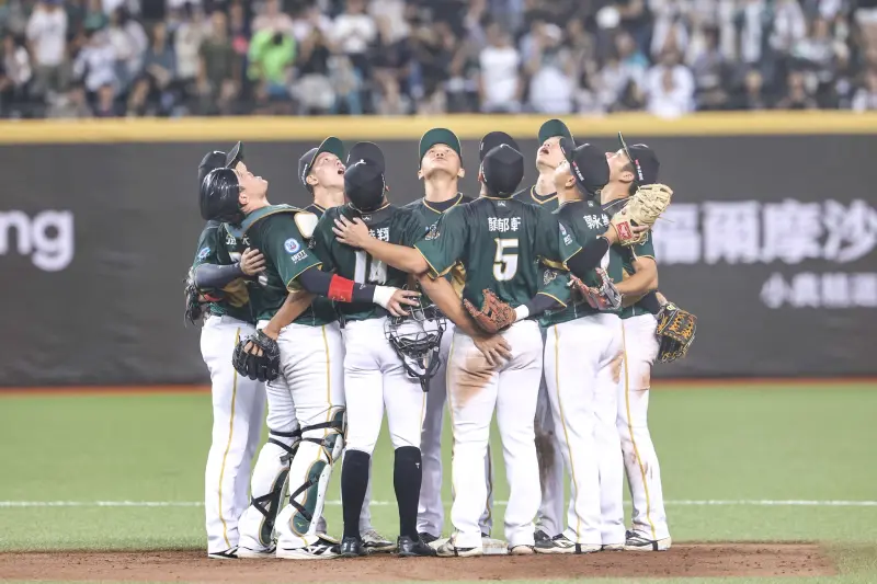 ▲下半季暫居第4的台鋼雄鷹，例行賽剩下10場比賽想「All in」，目標拉下樂天桃猿全年度勝率第3席位，勇闖隊史首度季後賽。（圖／台鋼雄鷹提供）