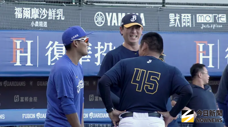 ▲富邦悍將助理教練林哲瑄（左）與中信兄弟王建民、王峻杰教練閒話家常。（圖／記者陳云茹攝,2025.09.25）