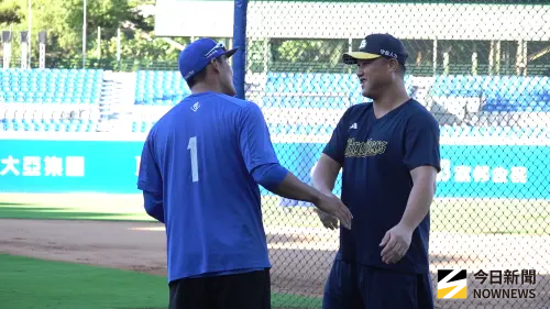 ▲富邦悍將助理教練林哲瑄（左）與中信兄弟陳俊秀寒暄。（圖／記者陳云茹攝,2025.09.25）