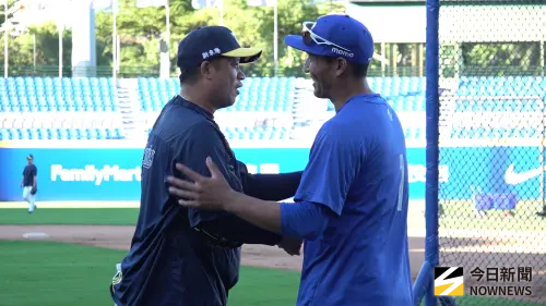 ▲富邦悍將助理教練林哲瑄（左）與中信兄弟陳江和教練寒暄。（圖／記者陳云茹攝,2025.09.25）