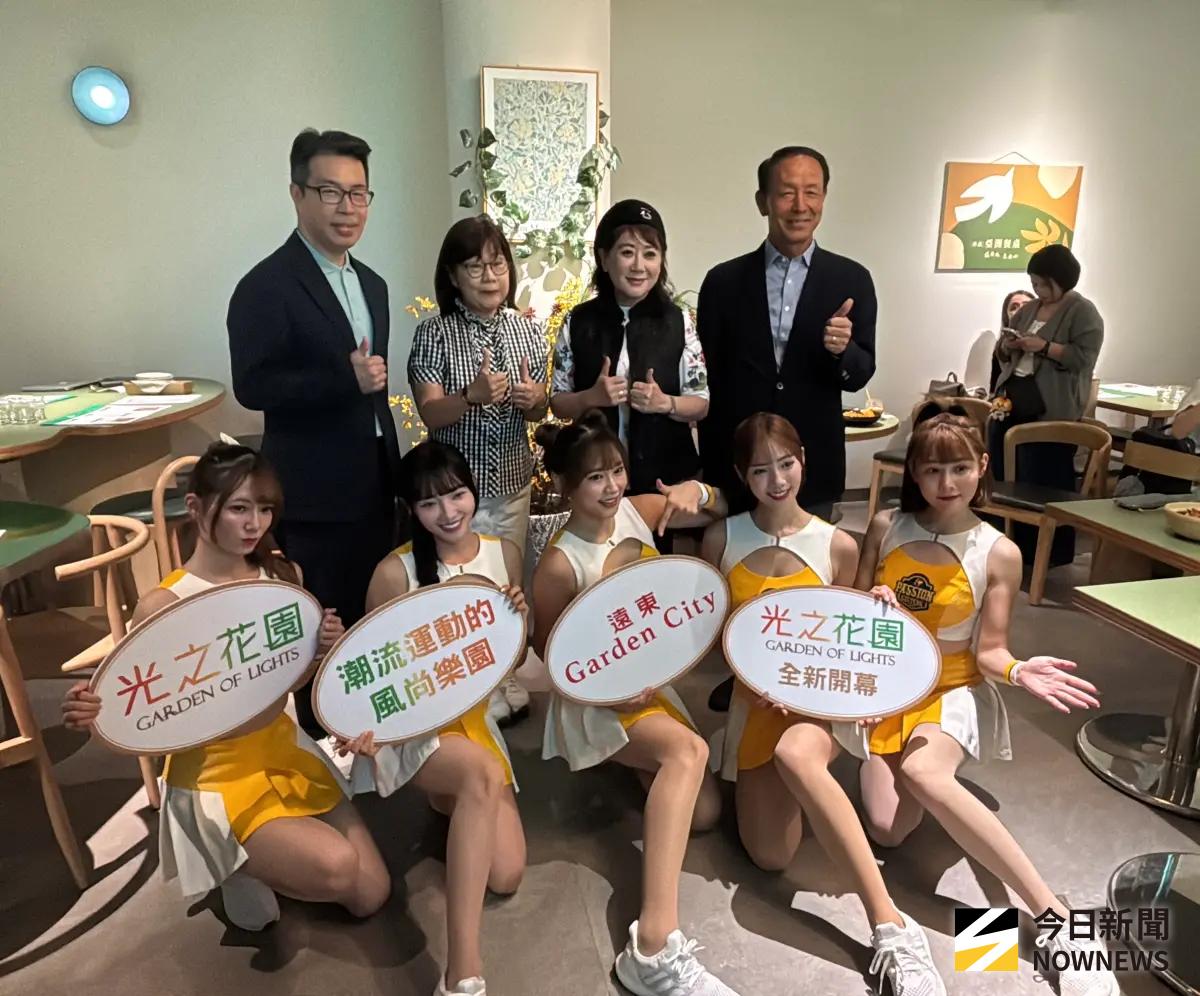 ▲SOGO董事長黃晴雯（後排右2）、SOGO營業總經理吳素吟（後排左2）、SOGO副總經理賴必昌（後排左1)、SOGO副總經理播本昇（後排右1)與Passion Sisters成員。（圖／記者李青縈攝）