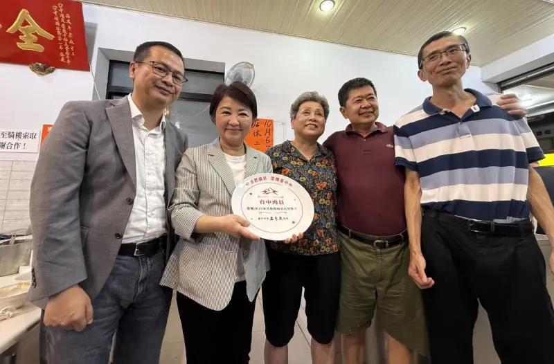    ▲台中市長盧秀燕今晚與國民黨主席候選人羅智強一起在老店「台中肉員」吃播，介紹米其林必比登名店。（圖／讀者提供，2025.09.25）  