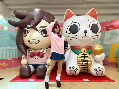 ▲現場設置三座高達2.5米的巨型氣偶，小桃、厄卡倫與高速婆婆化身Q版萌樣登場，成為快閃店最吸睛的拍照亮點。（圖／中友提供）