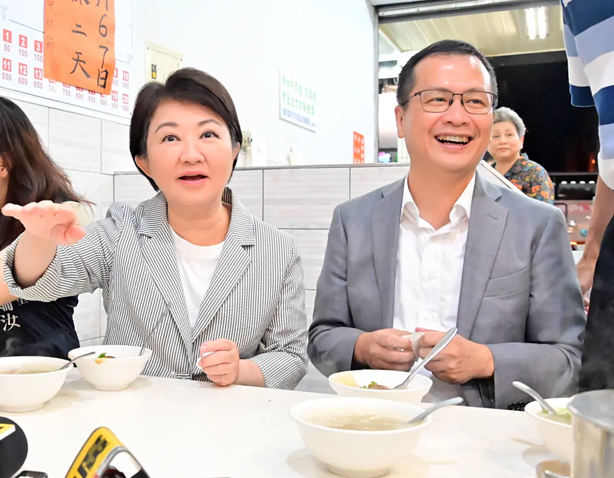 ▲▲台中市長盧秀燕今晚與國民黨主席候選人羅智強一起在老店「台中肉員」吃播。（圖／讀者提供，2025.09.25）