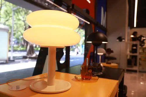 ▲近期在社群爆紅的韓國燈具品牌 ILKW，其中SNOWMAN雪球燈更是人氣焦點。（圖／記者葉政勳攝）