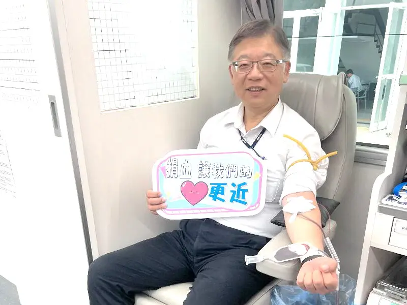 ▲台灣中油公司煉製事業部舉辦熱血傳愛捐血活動，該事業部執行長季存厚率先挽袖捐血。(圖／中油煉製事業部提供)
