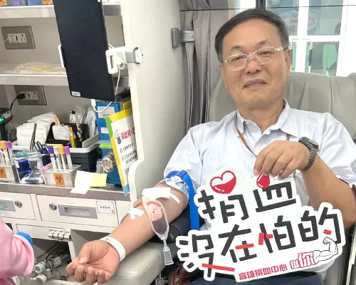 ▲台灣中油公司煉製事業部舉辦熱血傳愛捐血活動，副執行長陳正喜到場為捐血員眷加油打氣，並挽袖捐血。(圖／中油煉製事業部提供)