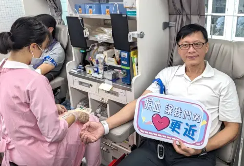 ▲台灣中油公司煉製事業部舉辦熱血傳愛捐血活動，台灣石油工會第一分會常務理事陳文崑挽袖捐血，以紓解血荒。(圖／中油煉製事業部提供)