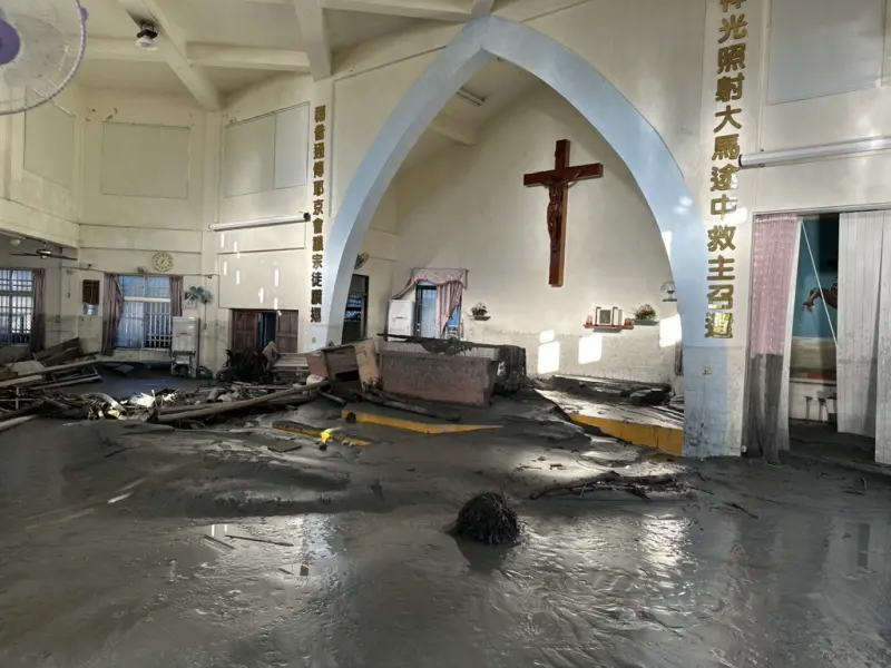 光復天主堂慘成泥濘廢墟　廂型車陷泥漿、鐵窗遭擠壓斷裂變形