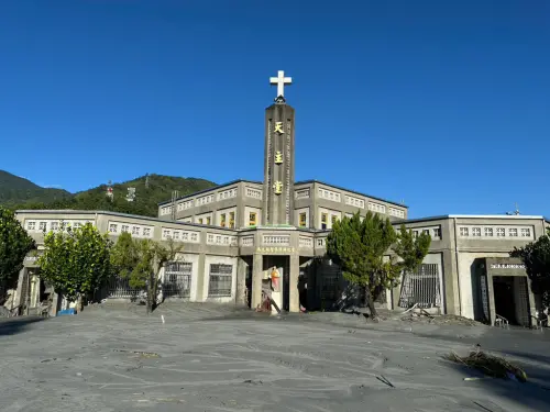 ▲花蓮馬太鞍堰塞湖溢流重創天主堂與周邊部落，現場滿佈泥漿殘枝，災後景象慘烈。（圖／翻攝自Caritas Taiwan台灣明愛 ）