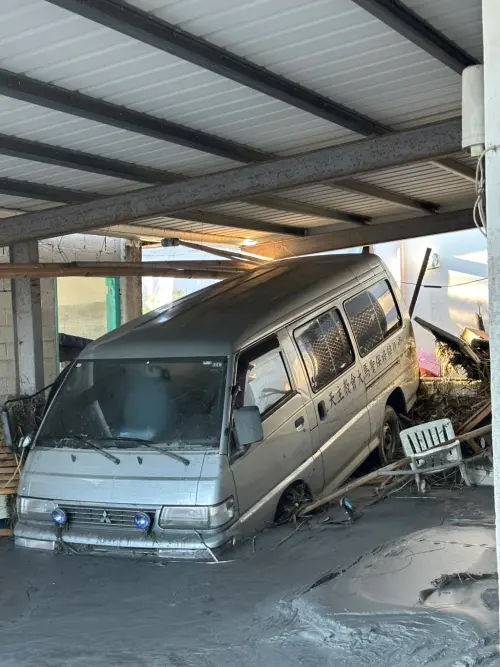 ▲花蓮馬太鞍堰塞湖溢流重創天主堂與周邊部落，現場滿佈泥漿殘枝，災後景象慘烈。（圖／翻攝自Caritas Taiwan台灣明愛 ）