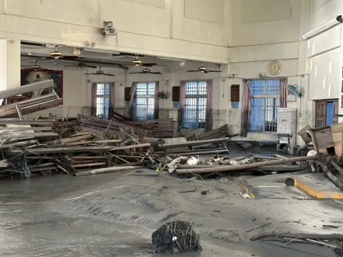 ▲花蓮馬太鞍堰塞湖溢流重創天主堂與周邊部落，現場滿佈泥漿殘枝，災後景象慘烈。（圖／翻攝自Caritas Taiwan台灣明愛 ）