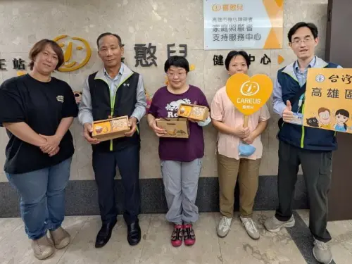 ▲台灣電力公司高雄區營業處處長黃志榮(左2)率事務課課長廖柏欣(右1)到喜憨兒社福基金會，認捐憨兒所製作的中秋月餅，並感謝基金會組長黃怡穎(左1)讓該處有機會送暖到偏鄉。(圖／台電高雄區營業處提供)