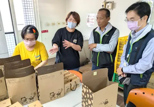 ▲台灣電力公司高雄區營業處處長黃志榮(右2)率事務課課長廖柏欣(右1)到喜憨兒社福基金會認捐憨兒製作的中秋月餅，並瞭解憨兒製作月餅及包裝的情形。(圖／台電高雄區營業處提供)