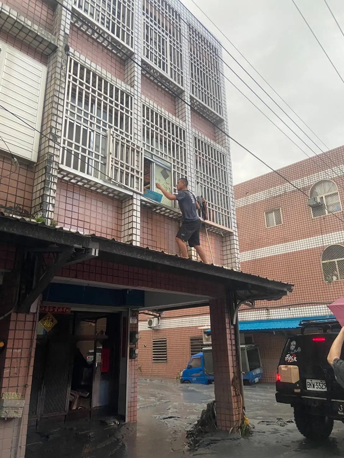 ▲由於1樓仍在積水，熱心民眾送物資給災民需要設法抵達二樓。（圖／Threads網友hiryan__授權）