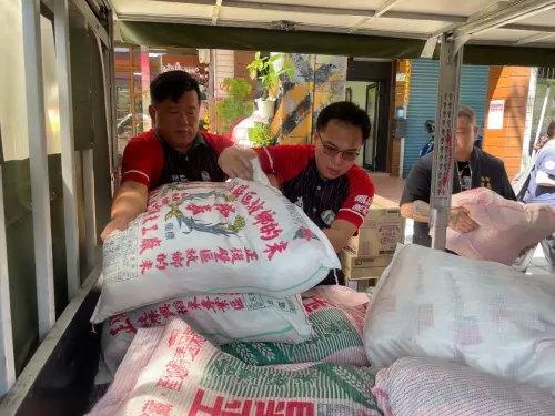 ▲ 看到網路上廣傳的影片，馬太鞍溪、光復車站、光復市區、熟悉的街道被水淹滿的場景，非常不捨，也希望可以多為災區募集需要的物資。圖／高市議員林智鴻提供)