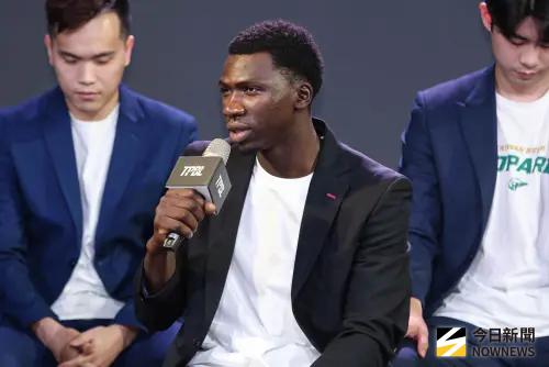 ▲阿巴西也信心滿滿地表示，莫米爾在他旅日前就是球隊助教，當時球隊進攻體系基本上也就是以他的理念來運轉，因此相信重新融入這支球隊不會是問題。（圖／記者朱永強攝）