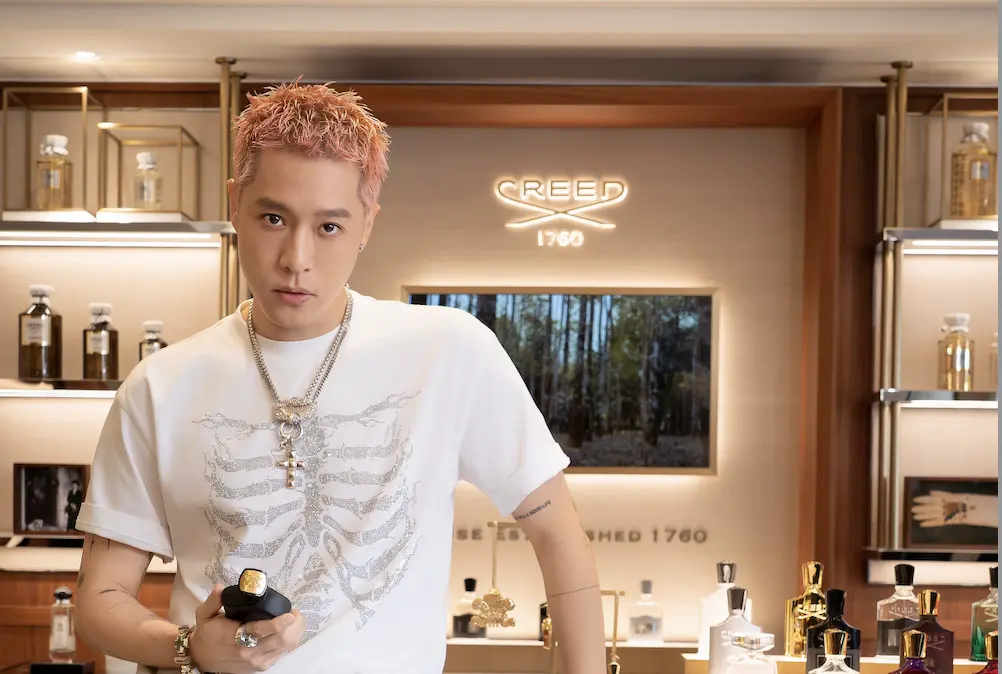 ▲歌手周湯豪（如圖）今（25）日出席CREED香水記者會，提及他曾送香水給女生表達心意的往事，但沒有勇氣直接告白，只敢走在她後面，最後失敗收場。（圖／CREED提供）