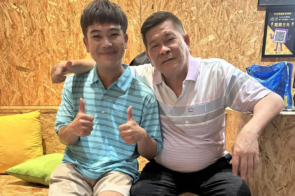 ▲馬國弼（原名：馬國畢，左）曬出和澎恰恰的合照，幽默問：「會負負得正嗎？」各自欠下高額債務兩人，用著不同的方法努力還債中。（圖／馬國畢的Big 臉書）