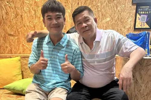 ▲馬國弼（原名：馬國畢，左）曬出和澎恰恰的合照，幽默問：「會負負得正嗎？」各自欠下高額債務兩人，用著不同的方法努力還債中。（圖／馬國畢的Big 臉書）