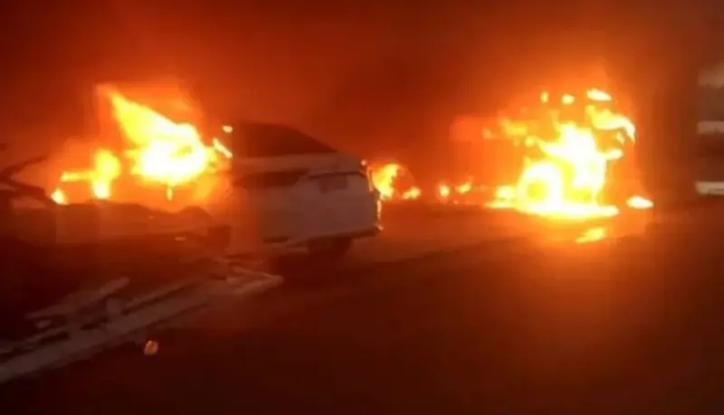 火光照亮夜空！台南仁德10廠房延燒　消防出動機器人、挖土機搶救