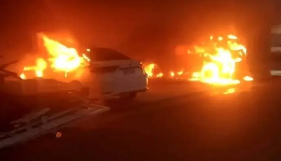 ▲25日台南中正西路晚間大火延燒10間廠房，消防急調重機具支援，所幸火勢已於晚間控制。（圖／翻攝畫面）