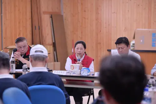 ▲花蓮縣長徐榛蔚每天下午1點都在花蓮糖廠前進指揮所，召開定期災後復原會議。（圖／花蓮縣政府提供）