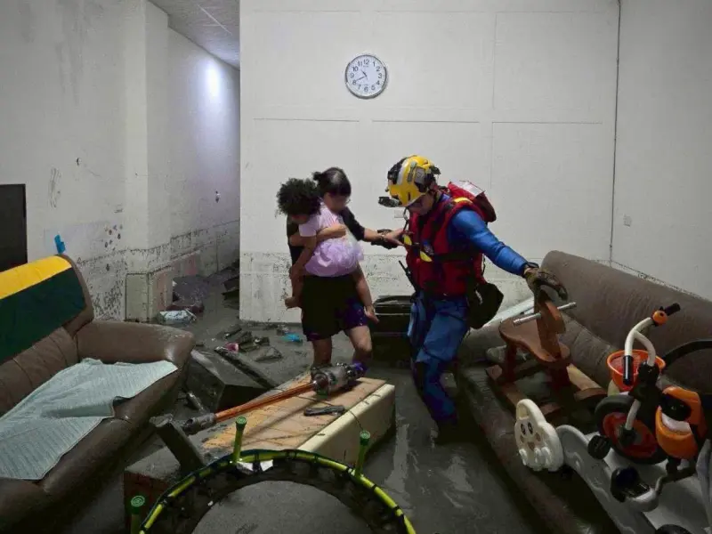 ▲北市搜救隊在花蓮救災中迅速救出被困母女，市府同步提供急難救助及返鄉支持。（圖／翻攝自蔣萬安FB）