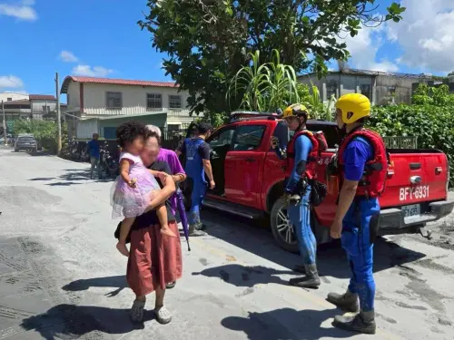 ▲北市搜救隊在花蓮救災中迅速救出被困母女，市府同步提供急難救助及返鄉支持。（圖／翻攝自蔣萬安FB）