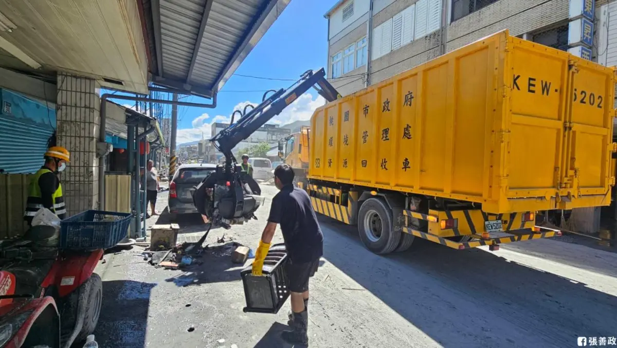 ▲桃園市原住民族受災戶每戶可申請1萬元急難救助金，市府並派青年與機具支援花蓮救災。（圖／翻攝張善政FB）
