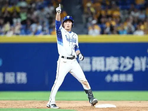 ▲富邦悍將葉子霆敲出追平比數二壘安打。（圖／富邦悍將提供）