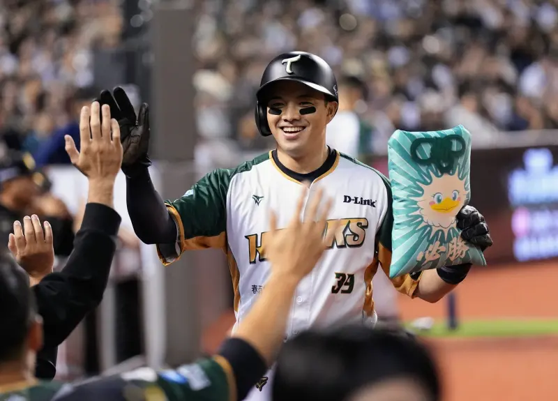 ▲吳念庭屢屢在關鍵時刻站出來時，帶兵嚴謹的洪一中也給出高度評價，認為他就是台鋼雄鷹開啟勝利的「鑰匙」。（圖／台鋼雄鷹提供）