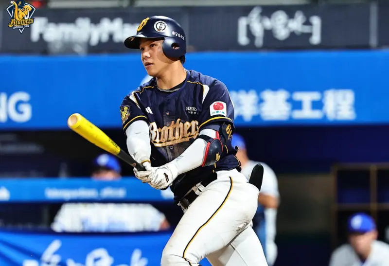 ▲黃韋盛在延長賽敲出致勝安，助隊以7：6擊退富邦悍將。（圖／中信兄弟提供）