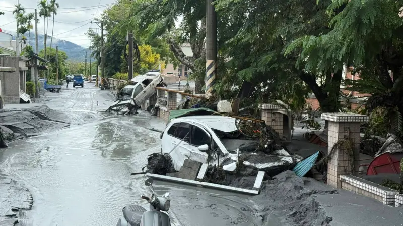 ▲花蓮馬太鞍溪堰塞湖溢流釀洪災，造成光復鄉、鳳林鎮及萬榮鄉地區嚴重災情，國稅局宣布，災損申報期限延長至今（114）年12月31日，並調高個人書面審核標準金額與簡化申報審查程序。（圖／花蓮縣政府提供）